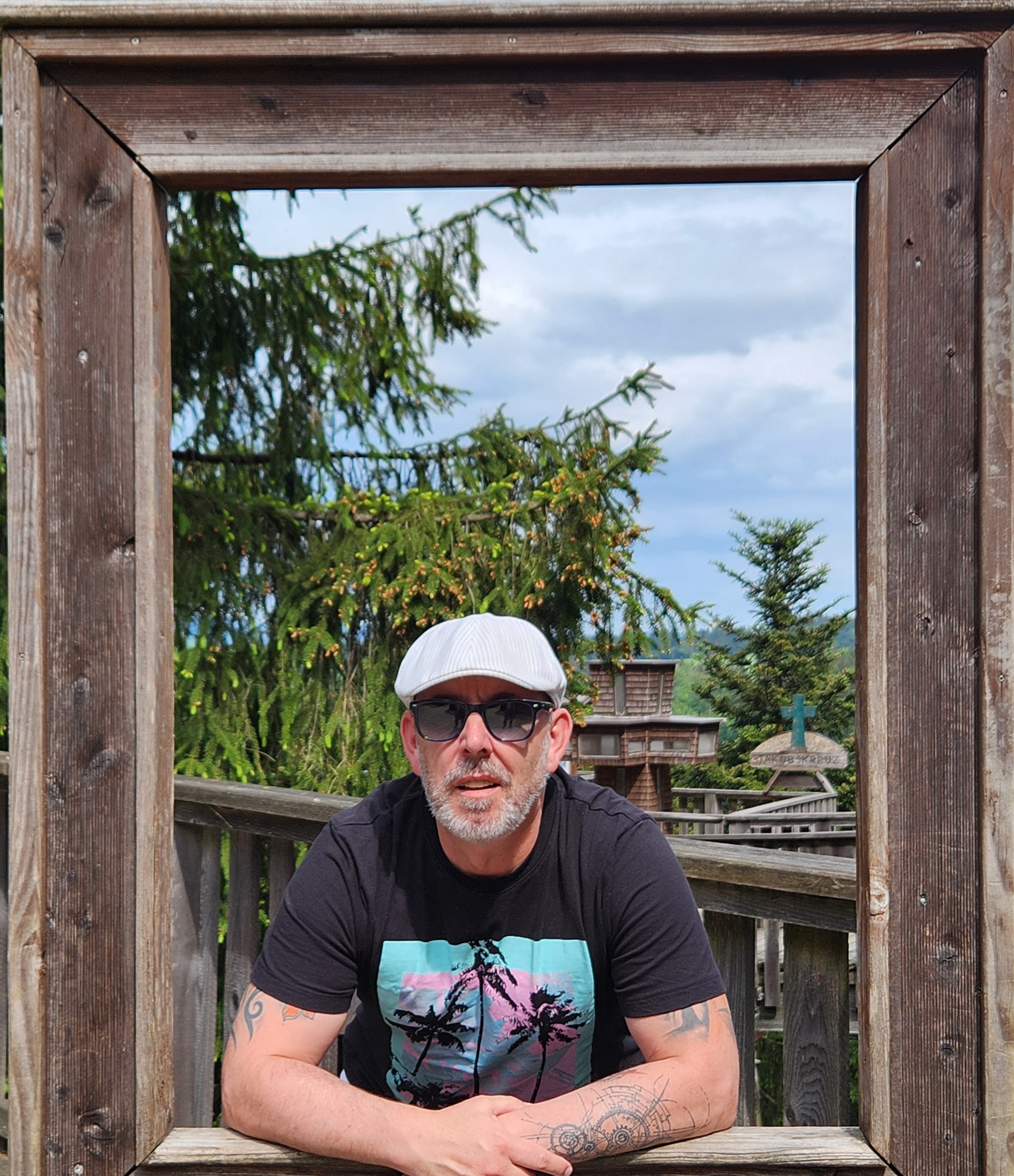 GUNÉR als Porträt in einem großen Holzrahmen